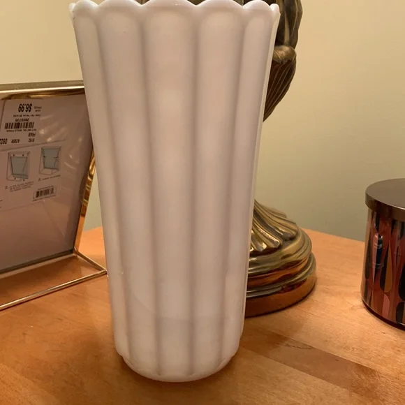 Vintage Milkglass Vase, nice weight, EUC - Picture 6 of 9